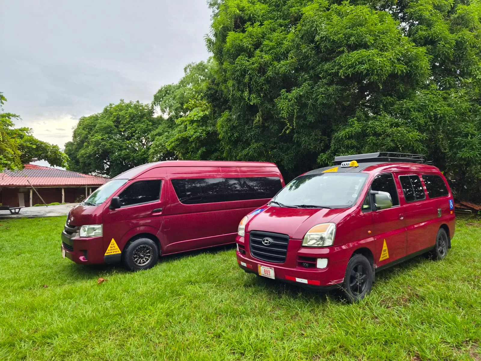 Taxi Quintavalle accessible van and red taxi in Quepos
